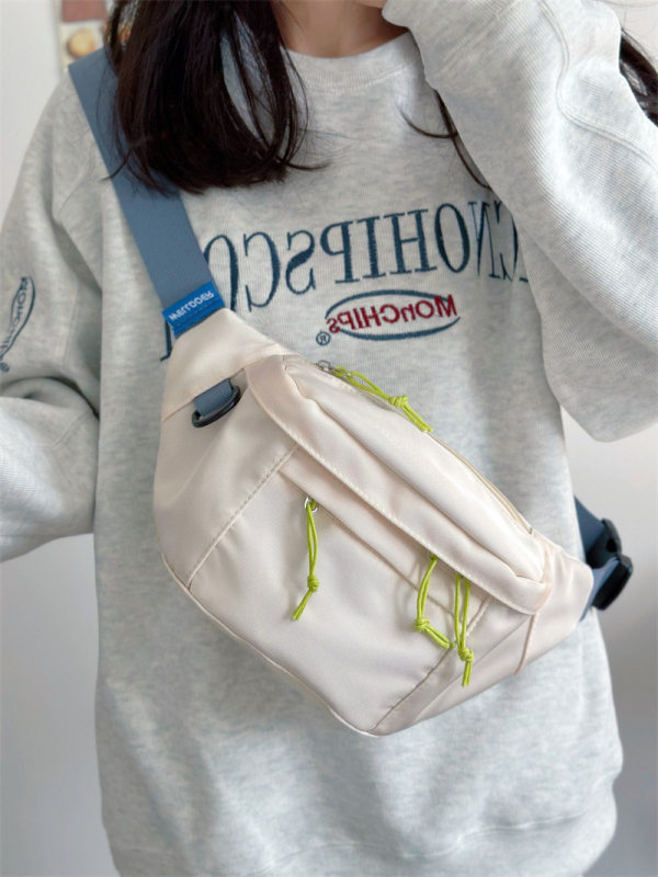 Ženska crossbody torba sa zatvaračem, kompozitni materijal, podstava od poliestera, unutarnji džepovi za telefon i identifikacijsku karticu