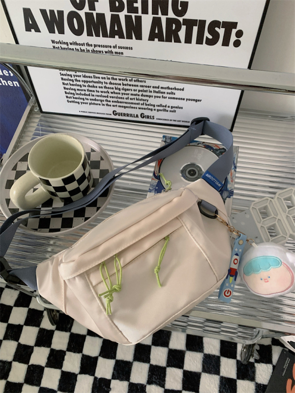 Ženska crossbody torba sa zatvaračem, kompozitni materijal, podstava od poliestera, unutarnji džepovi za telefon i identifikacijsku karticu