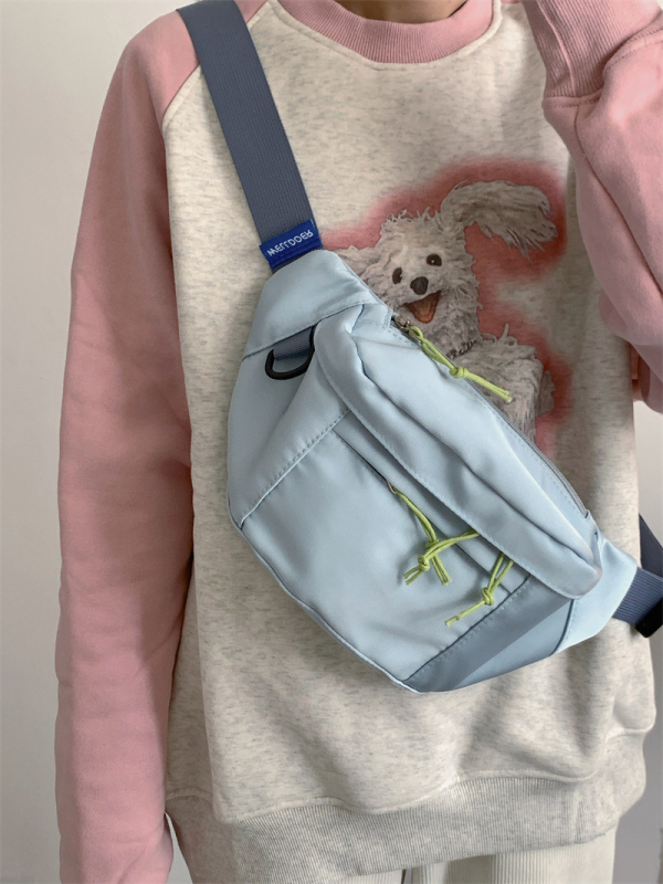 Ženska crossbody torba sa zatvaračem, kompozitni materijal, podstava od poliestera, unutarnji džepovi za telefon i identifikacijsku karticu