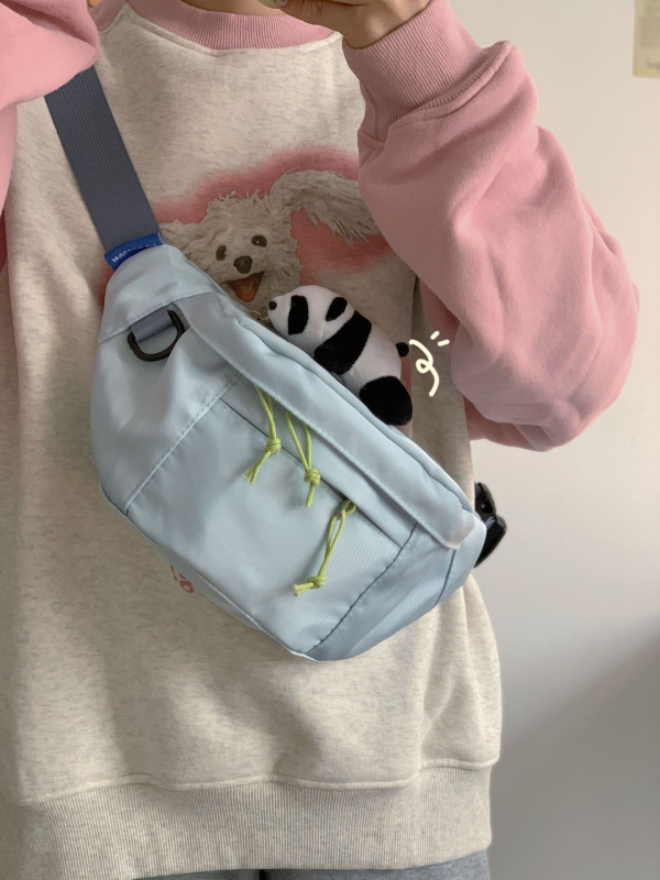 Ženska crossbody torba sa zatvaračem, kompozitni materijal, podstava od poliestera, unutarnji džepovi za telefon i identifikacijsku karticu