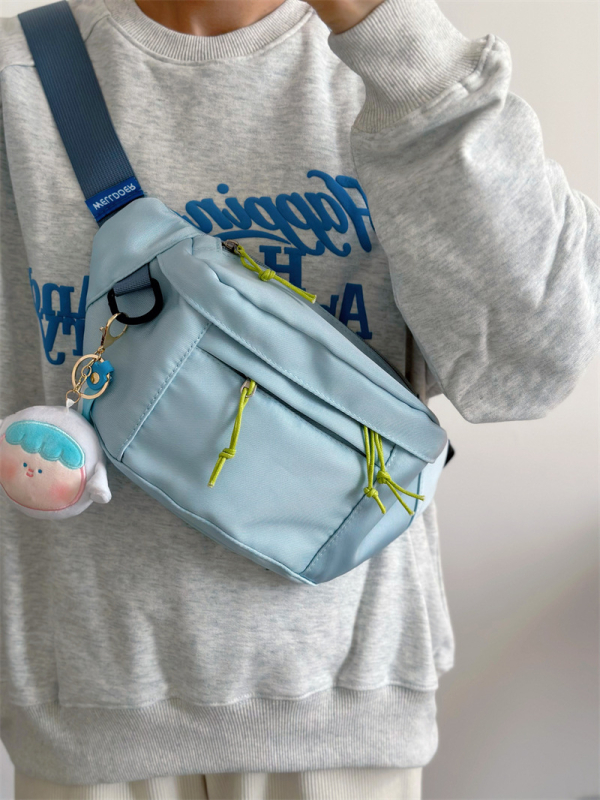 Ženska crossbody torba sa zatvaračem, kompozitni materijal, podstava od poliestera, unutarnji džepovi za telefon i identifikacijsku karticu