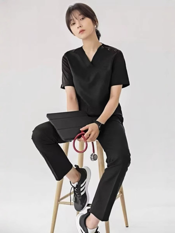Unisex medicinski scrubs kratkih rukava s V‑dekolteom, poliester 90–95%, antistatički