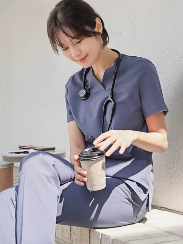 Unisex medicinski scrubs kratkih rukava s V‑dekolteom, poliester 90–95%, antistatički