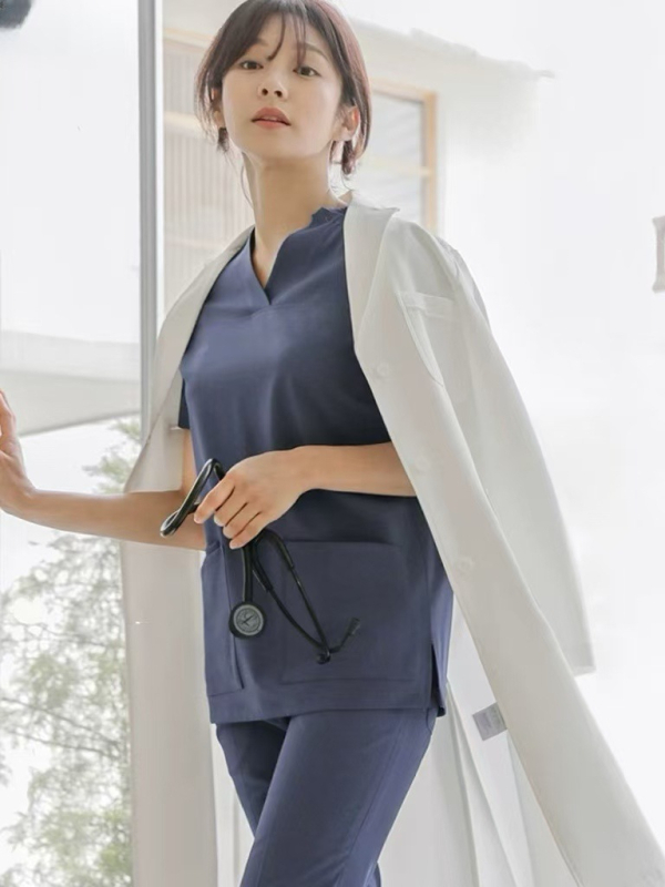 Unisex medicinski scrubs kratkih rukava s V‑dekolteom, poliester 90–95%, antistatički