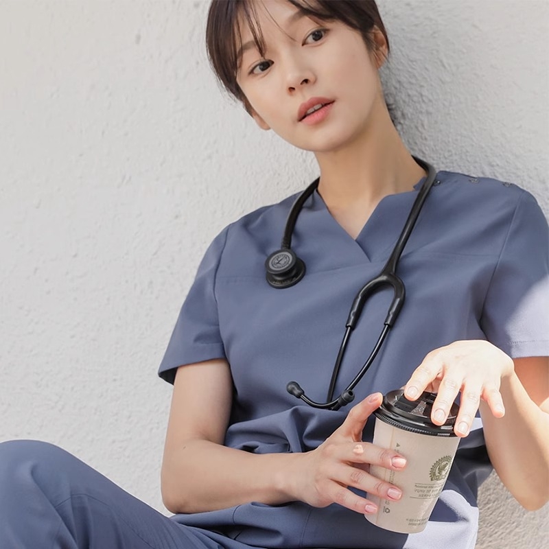Unisex medicinski scrubs kratkih rukava s V‑dekolteom, poliester 90–95%, antistatički