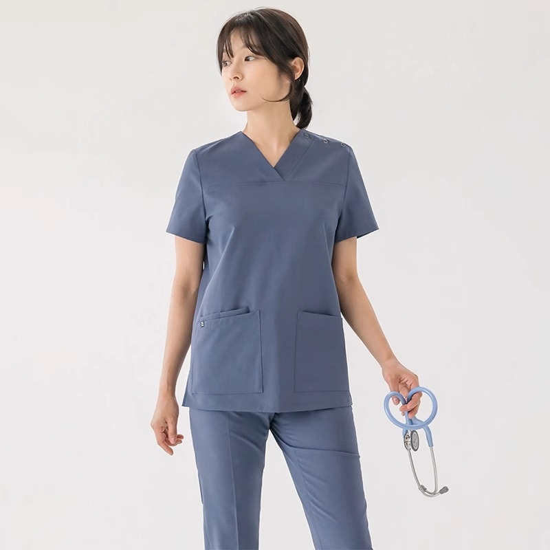 Unisex medicinski scrubs kratkih rukava s V‑dekolteom, poliester 90–95%, antistatički