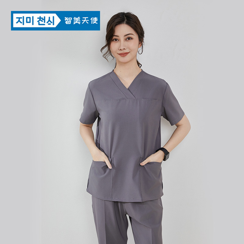 Unisex medicinski scrubs kratkih rukava s V‑dekolteom, poliester 90–95%, antistatički