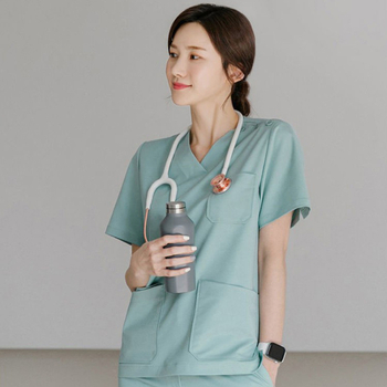 Дамски медицински работен костюм, две части: памук 95%+, къс ръкав риза и панталони, полуотворена яка, средна дължина