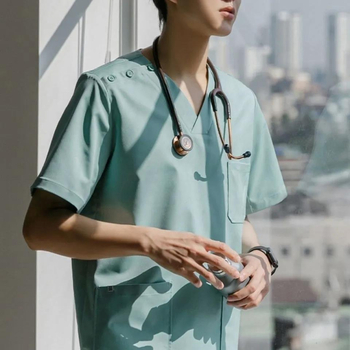 Дамски медицински работен костюм, две части: памук 95%+, къс ръкав риза и панталони, полуотворена яка, средна дължина