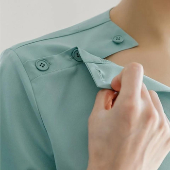 Дамски медицински работен костюм, две части: памук 95%+, къс ръкав риза и панталони, полуотворена яка, средна дължина