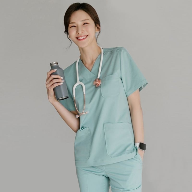 Дамски медицински работен костюм, две части: памук 95%+, къс ръкав риза и панталони, полуотворена яка, средна дължина