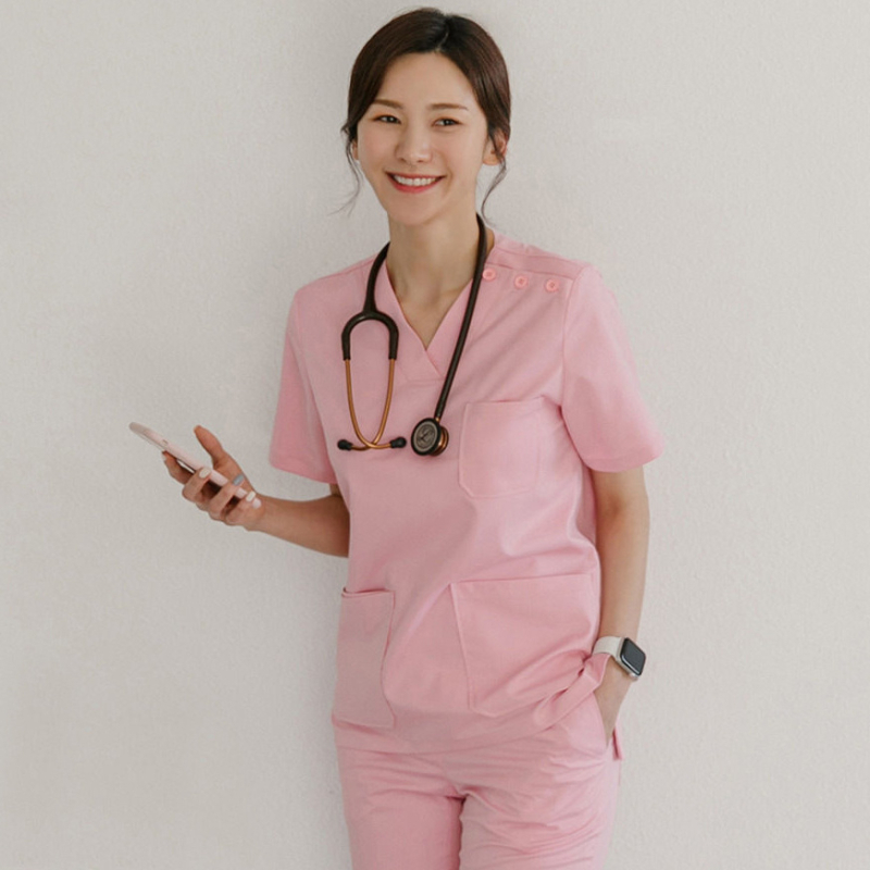 Дамски медицински работен костюм, две части: памук 95%+, къс ръкав риза и панталони, полуотворена яка, средна дължина
