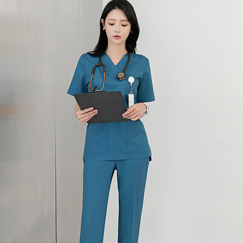 Дамски медицински работен костюм, две части: памук 95%+, къс ръкав риза и панталони, полуотворена яка, средна дължина
