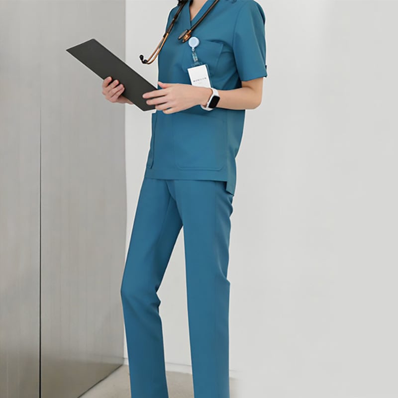 Дамски медицински работен костюм, две части: памук 95%+, къс ръкав риза и панталони, полуотворена яка, средна дължина