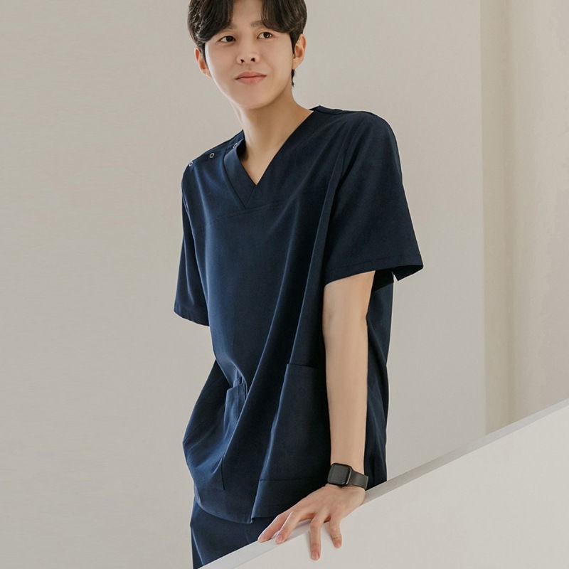 Дамски медицински работен костюм, две части: памук 95%+, къс ръкав риза и панталони, полуотворена яка, средна дължина