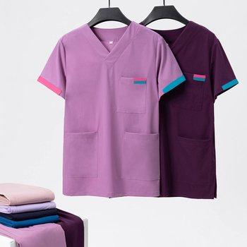 Унисекс комплект медицински облекла: горнище с къс ръкав и панталони, V-образно деколте; бързосъхнеща смес полиестер/памук (50–70% памук); подходящ за лято, пролет и есен.