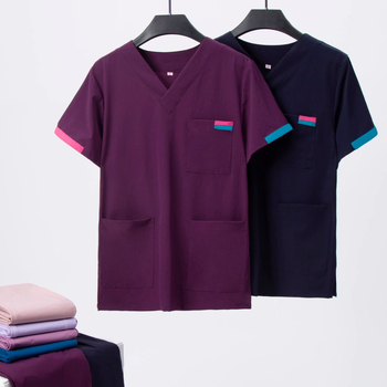 Унисекс комплект медицински облекла: горнище с къс ръкав и панталони, V-образно деколте; бързосъхнеща смес полиестер/памук (50–70% памук); подходящ за лято, пролет и есен.