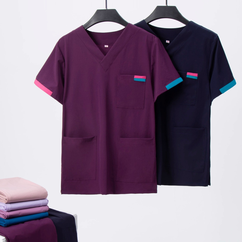 Унисекс комплект медицински облекла: горнище с къс ръкав и панталони, V-образно деколте; бързосъхнеща смес полиестер/памук (50–70% памук); подходящ за лято, пролет и есен.