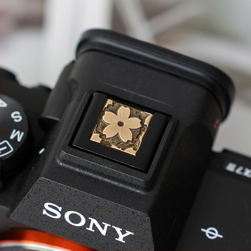 Kovový kryt hornej obuvi pre Sony bezzrkadlovky (ZV-E10, A6400, A6000, A9) – na mieru vyrobené