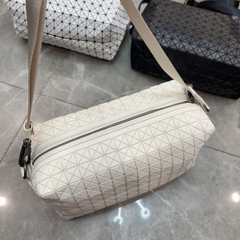 Fényképezőgép-táska – Saddle stílus, PVC anyag, vízszintes négyszögletes forma, cipzáras nyitás, belső rekeszek: telefon rekesz, ID rekesz, laminált cipzár rekesz