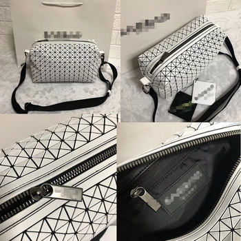 Fényképezőgép-táska – Saddle stílus, PVC anyag, vízszintes négyszögletes forma, cipzáras nyitás, belső rekeszek: telefon rekesz, ID rekesz, laminált cipzár rekesz