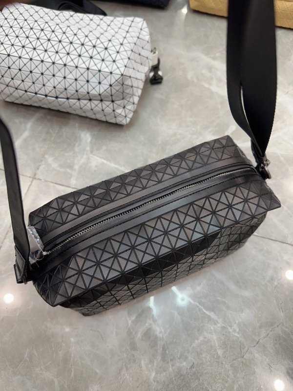 Fényképezőgép-táska – Saddle stílus, PVC anyag, vízszintes négyszögletes forma, cipzáras nyitás, belső rekeszek: telefon rekesz, ID rekesz, laminált cipzár rekesz