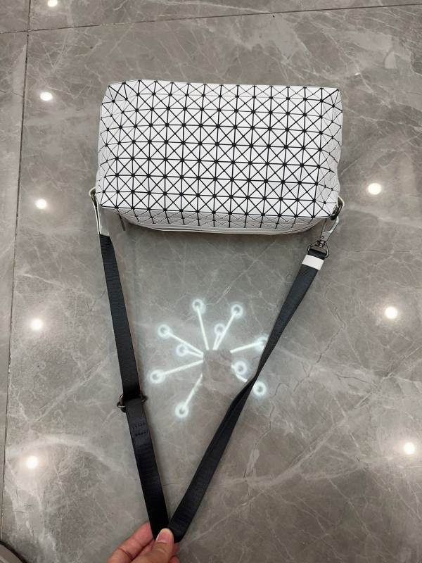 Fényképezőgép-táska – Saddle stílus, PVC anyag, vízszintes négyszögletes forma, cipzáras nyitás, belső rekeszek: telefon rekesz, ID rekesz, laminált cipzár rekesz