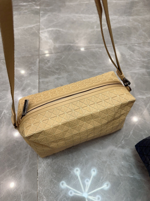 Fényképezőgép-táska – Saddle stílus, PVC anyag, vízszintes négyszögletes forma, cipzáras nyitás, belső rekeszek: telefon rekesz, ID rekesz, laminált cipzár rekesz