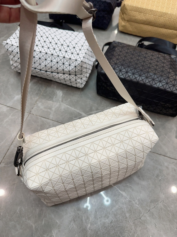 Fényképezőgép-táska – Saddle stílus, PVC anyag, vízszintes négyszögletes forma, cipzáras nyitás, belső rekeszek: telefon rekesz, ID rekesz, laminált cipzár rekesz