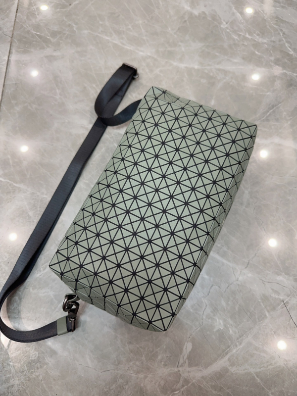 Fényképezőgép-táska – Saddle stílus, PVC anyag, vízszintes négyszögletes forma, cipzáras nyitás, belső rekeszek: telefon rekesz, ID rekesz, laminált cipzár rekesz