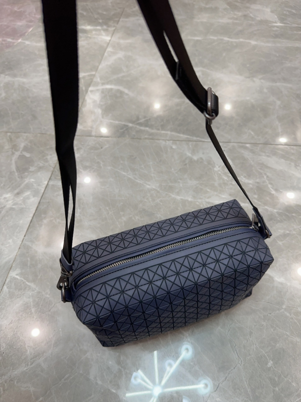 Fényképezőgép-táska – Saddle stílus, PVC anyag, vízszintes négyszögletes forma, cipzáras nyitás, belső rekeszek: telefon rekesz, ID rekesz, laminált cipzár rekesz