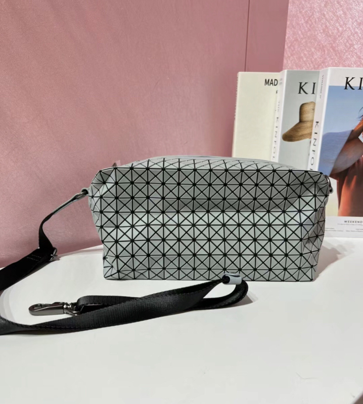 Fényképezőgép-táska – Saddle stílus, PVC anyag, vízszintes négyszögletes forma, cipzáras nyitás, belső rekeszek: telefon rekesz, ID rekesz, laminált cipzár rekesz