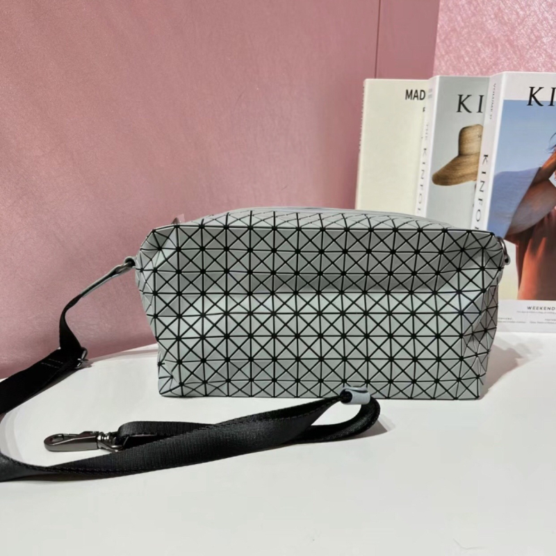 Fényképezőgép-táska – Saddle stílus, PVC anyag, vízszintes négyszögletes forma, cipzáras nyitás, belső rekeszek: telefon rekesz, ID rekesz, laminált cipzár rekesz