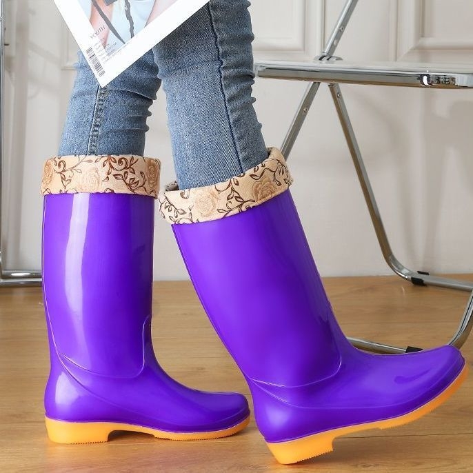 Moteriški PVC lietaus batai, aukštas viršutinis, žemas kulnas 1-3 cm, storas padas, neslidūs, užsegimas slip-on
