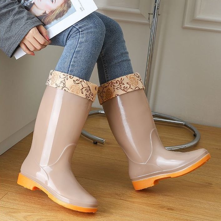 Moteriški PVC lietaus batai, aukštas viršutinis, žemas kulnas 1-3 cm, storas padas, neslidūs, užsegimas slip-on