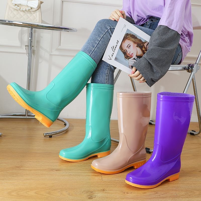 Moteriški PVC lietaus batai, aukštas viršutinis, žemas kulnas 1-3 cm, storas padas, neslidūs, užsegimas slip-on