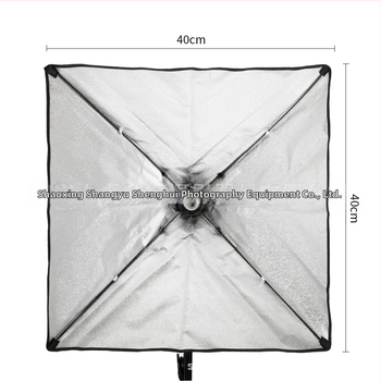 Fotografijos apšvietimo komplektas su skėtį primenančiu softbox ir greitu viengubos lempos galvos tvirtinimu; Modelis SHB-001; Medžiagos: Oxford krepšys; Komplektuose: softbox, minkšta audinys, krepšys; CE sertifikatas; Svoris 0.7 kg