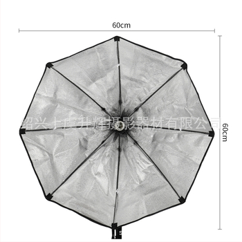 Fotografijos apšvietimo komplektas su skėtį primenančiu softbox ir greitu viengubos lempos galvos tvirtinimu; Modelis SHB-001; Medžiagos: Oxford krepšys; Komplektuose: softbox, minkšta audinys, krepšys; CE sertifikatas; Svoris 0.7 kg