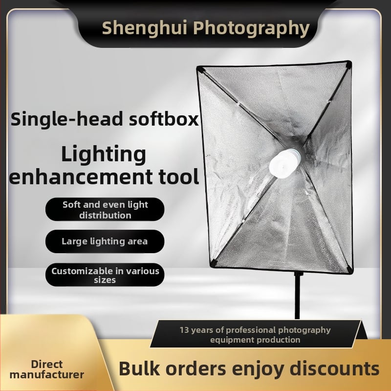 Fotografijos apšvietimo komplektas su skėtį primenančiu softbox ir greitu viengubos lempos galvos tvirtinimu; Modelis SHB-001; Medžiagos: Oxford krepšys; Komplektuose: softbox, minkšta audinys, krepšys; CE sertifikatas; Svoris 0.7 kg