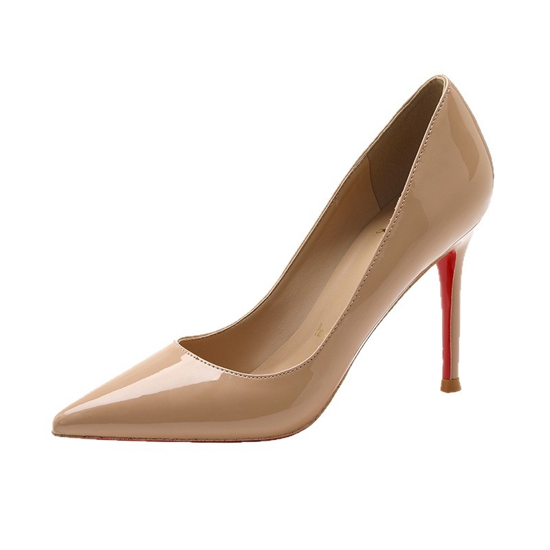 Moteriški aukštakulniai: aštrus pirštas; žemas viršutinės dalies atidarymas; plonas kulnas; gumos padas; natūralios odos įdėklas