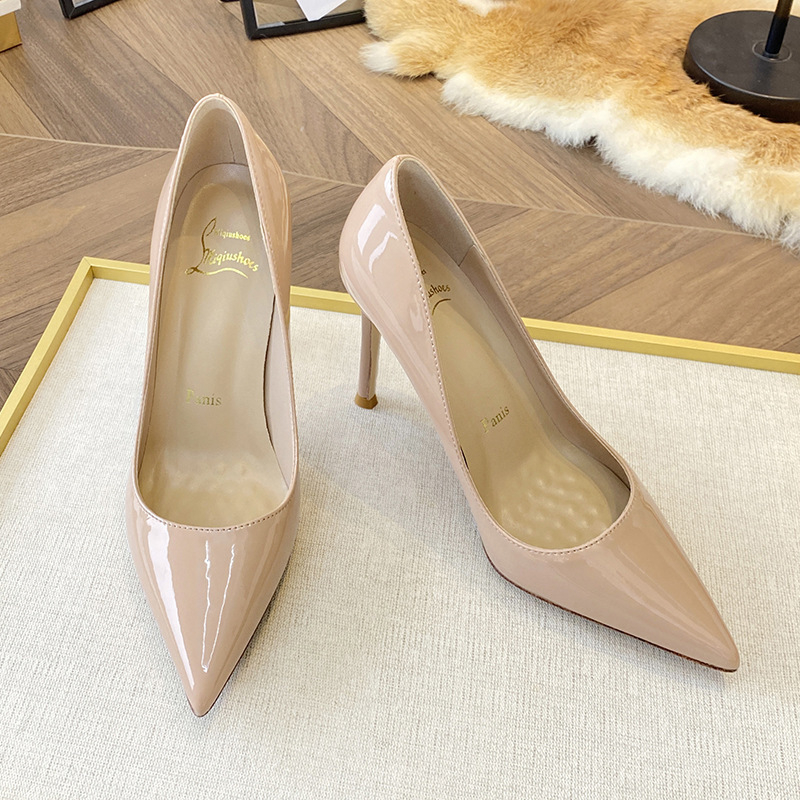 Moteriški aukštakulniai: aštrus pirštas; žemas viršutinės dalies atidarymas; plonas kulnas; gumos padas; natūralios odos įdėklas