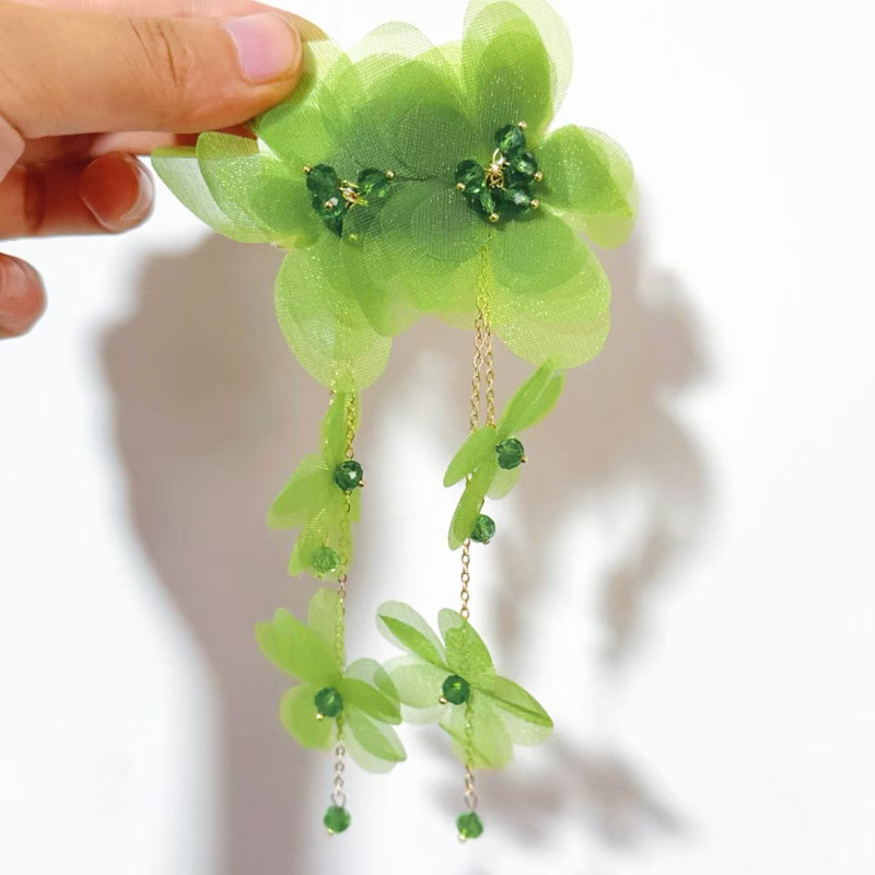 Ръчно изработени тъкани цветя обеци с кристални акценти, форма цвете/лист/геометрия, лято 2025