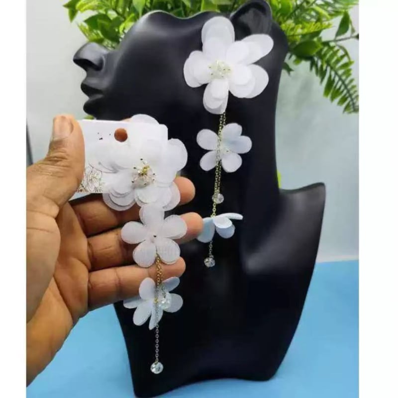 Ръчно изработени тъкани цветя обеци с кристални акценти, форма цвете/лист/геометрия, лято 2025