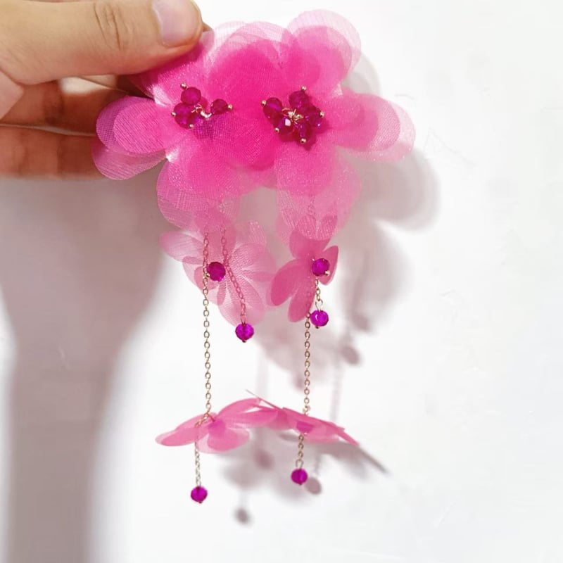 Ръчно изработени тъкани цветя обеци с кристални акценти, форма цвете/лист/геометрия, лято 2025