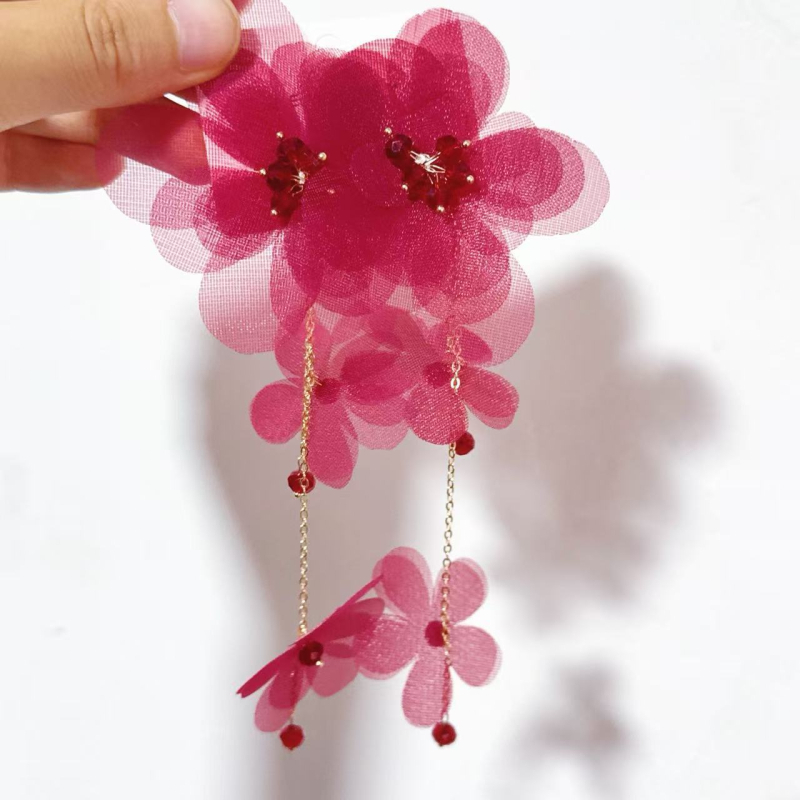 Ръчно изработени тъкани цветя обеци с кристални акценти, форма цвете/лист/геометрия, лято 2025