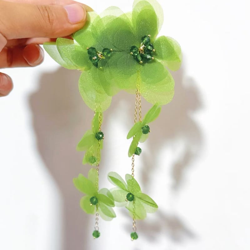 Ръчно изработени тъкани цветя обеци с кристални акценти, форма цвете/лист/геометрия, лято 2025