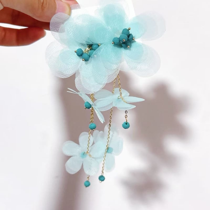 Ръчно изработени тъкани цветя обеци с кристални акценти, форма цвете/лист/геометрия, лято 2025