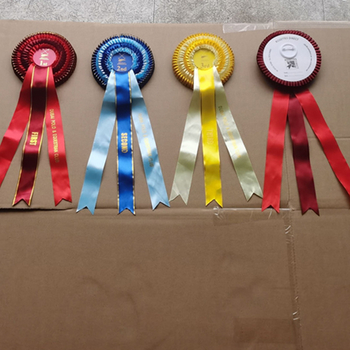 Szalagkoszorú jelvény, tinplate anyagból, kézzel készített, esküvőre, üzleti ajándék