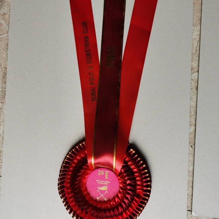 Szalagkoszorú jelvény, tinplate anyagból, kézzel készített, esküvőre, üzleti ajándék