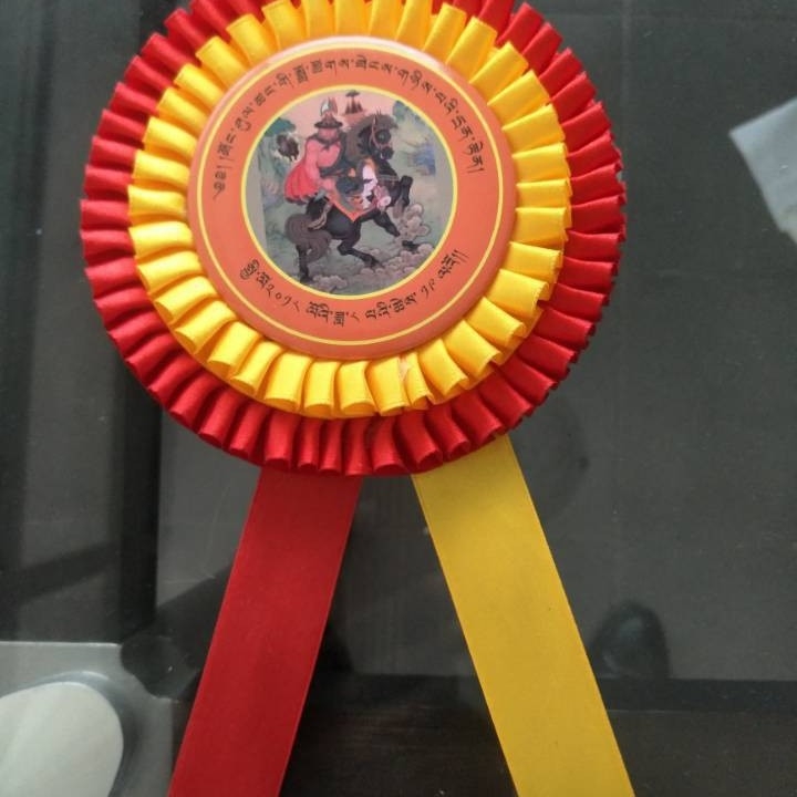 Szalagkoszorú jelvény, tinplate anyagból, kézzel készített, esküvőre, üzleti ajándék